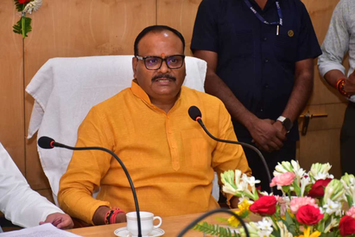 यूपी के सुल्तानपुर में मरीज से रिश्वत लेने के आरोप में चिकित्सक पर कार्रवाई